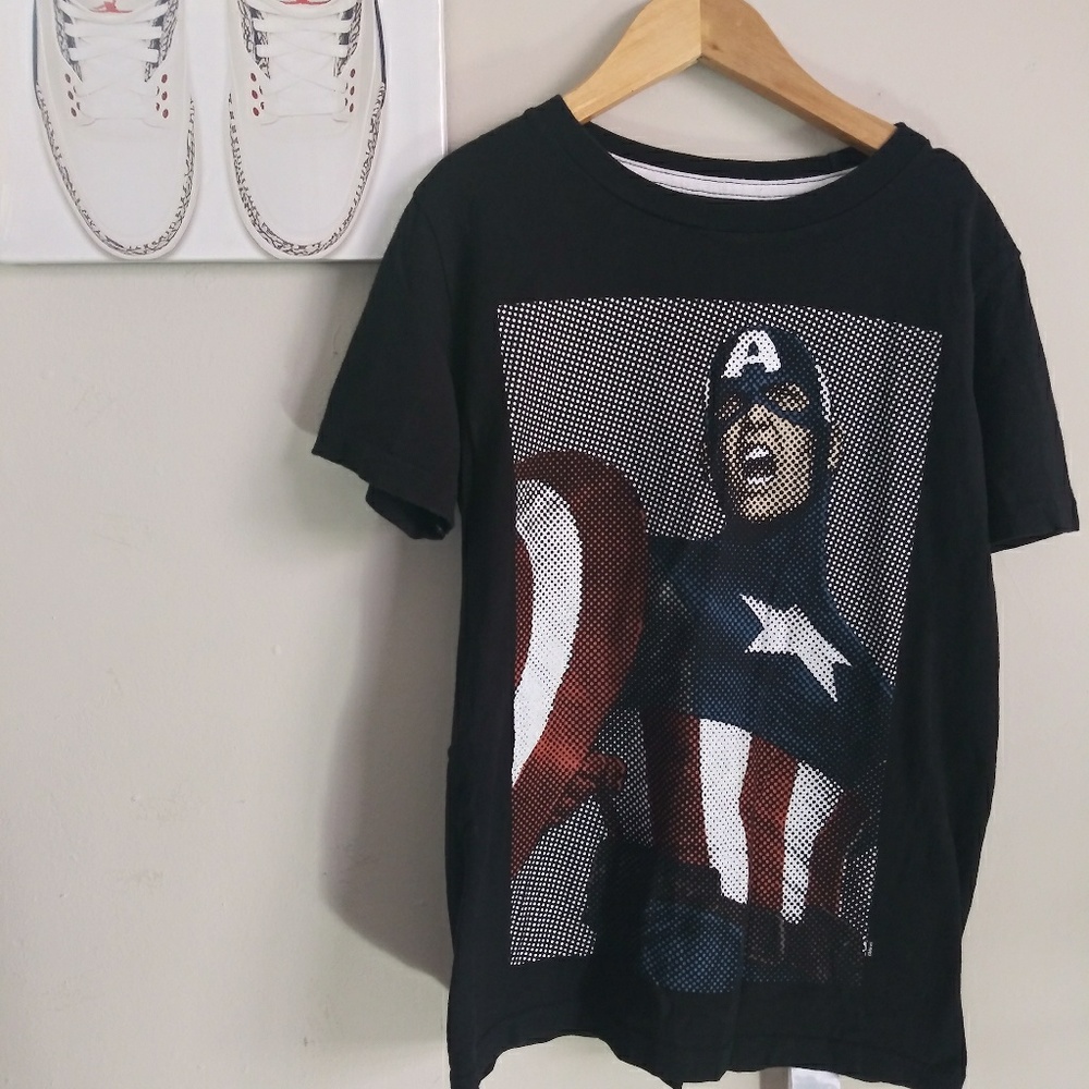 Size M Boys Captain America Shirt